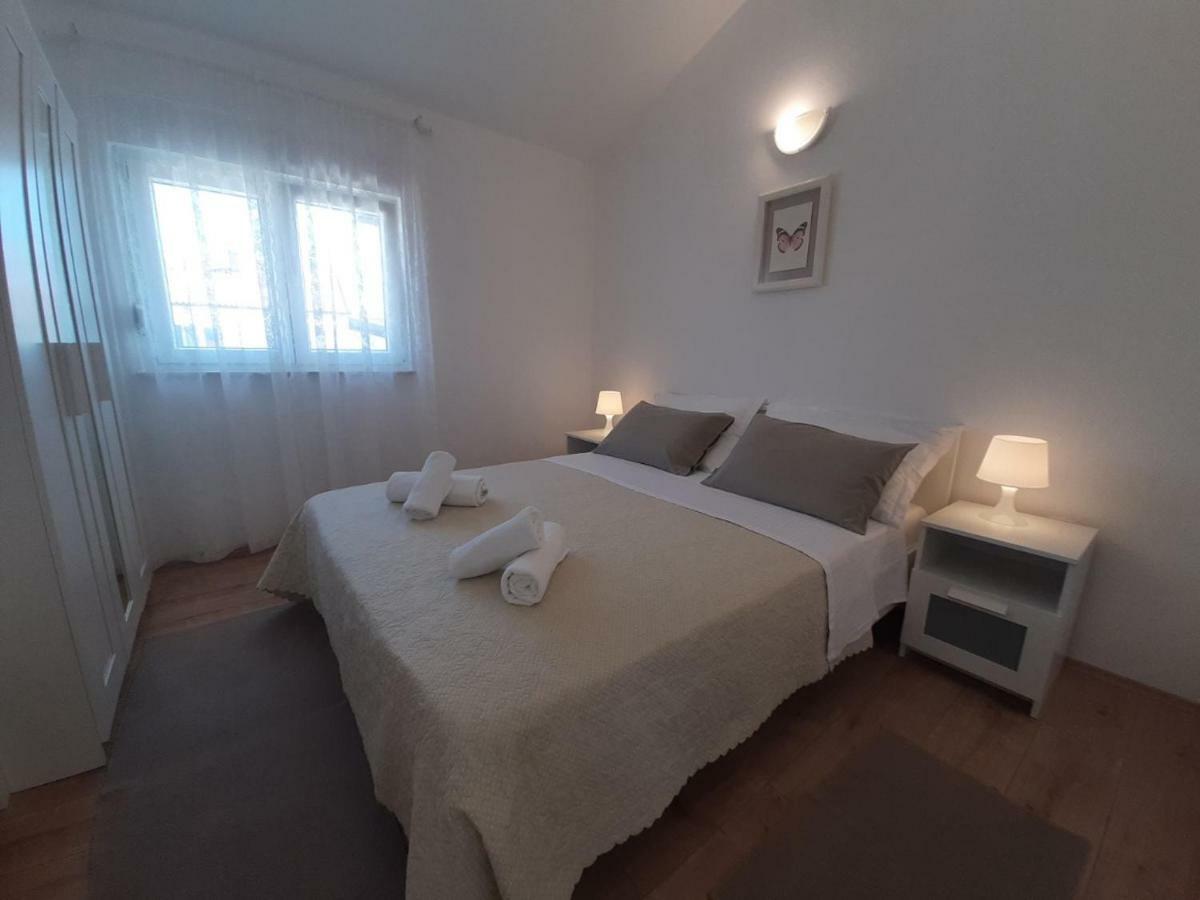 Apartman S Pogledom Zdrelac Exterior photo